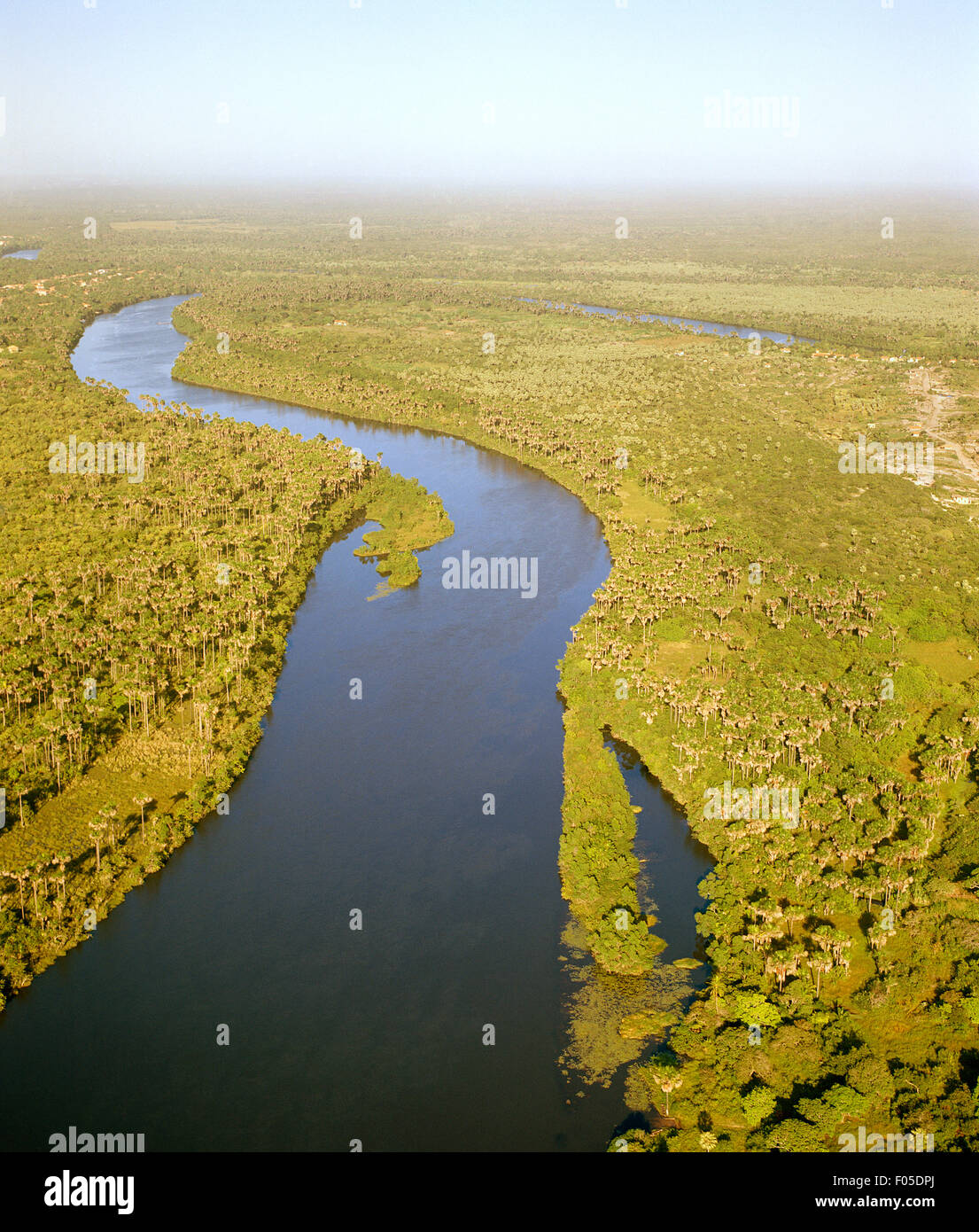 Eine Luftaufnahme des Flusses Rio Preguiças bei Sonnenaufgang. Lençóis Maranhenses, Brasilien. Stockfoto