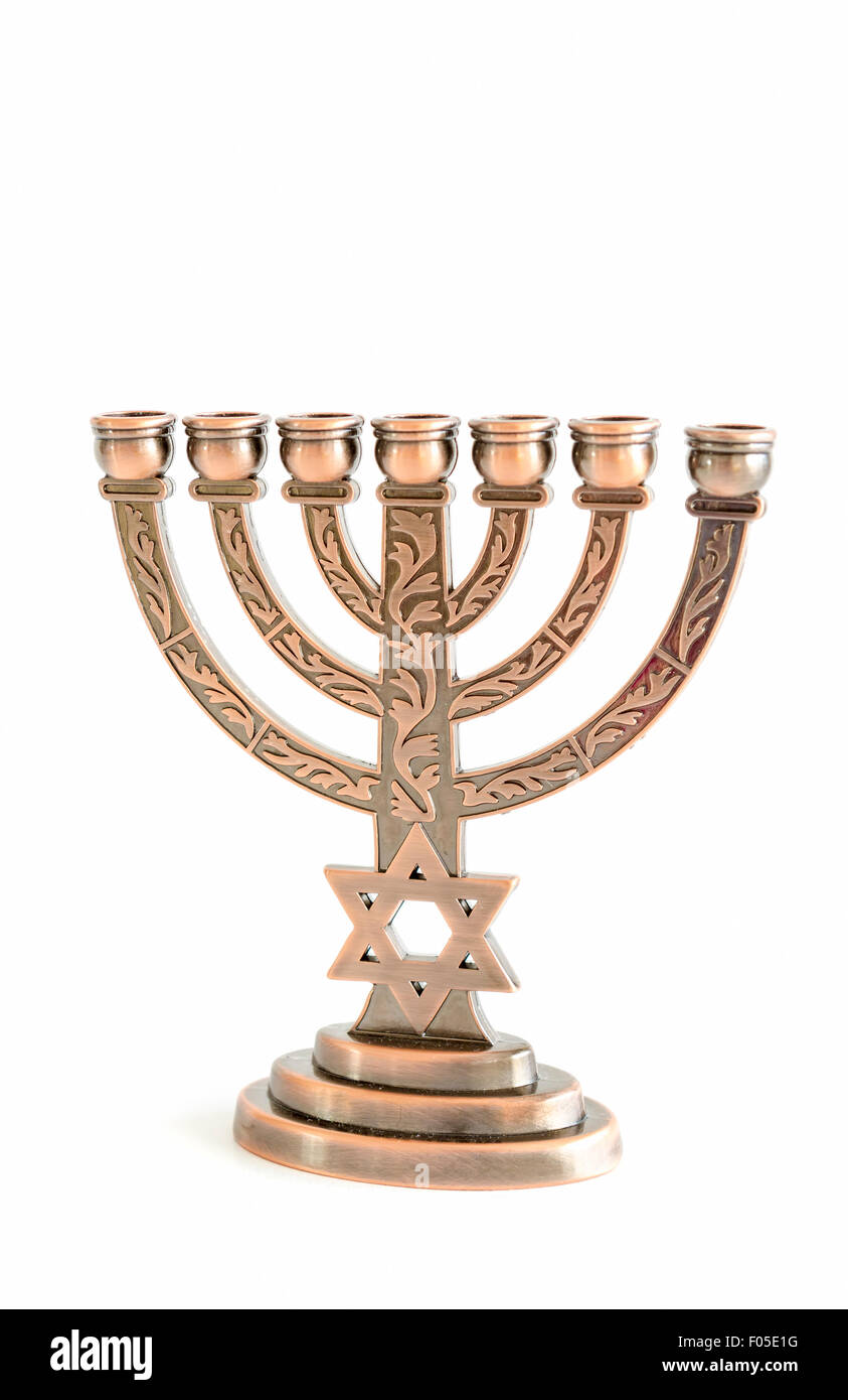 Jüdischer Feiertag Chanukka Hintergrund mit Menorah Kerzen, isoliert auf weiss Stockfoto