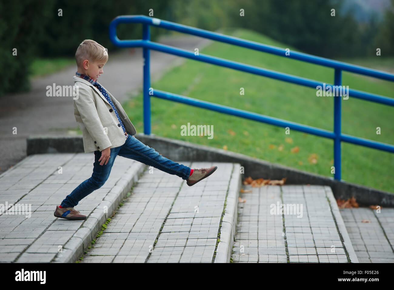 kleinen Jungen auf der Treppe springen Stockfoto