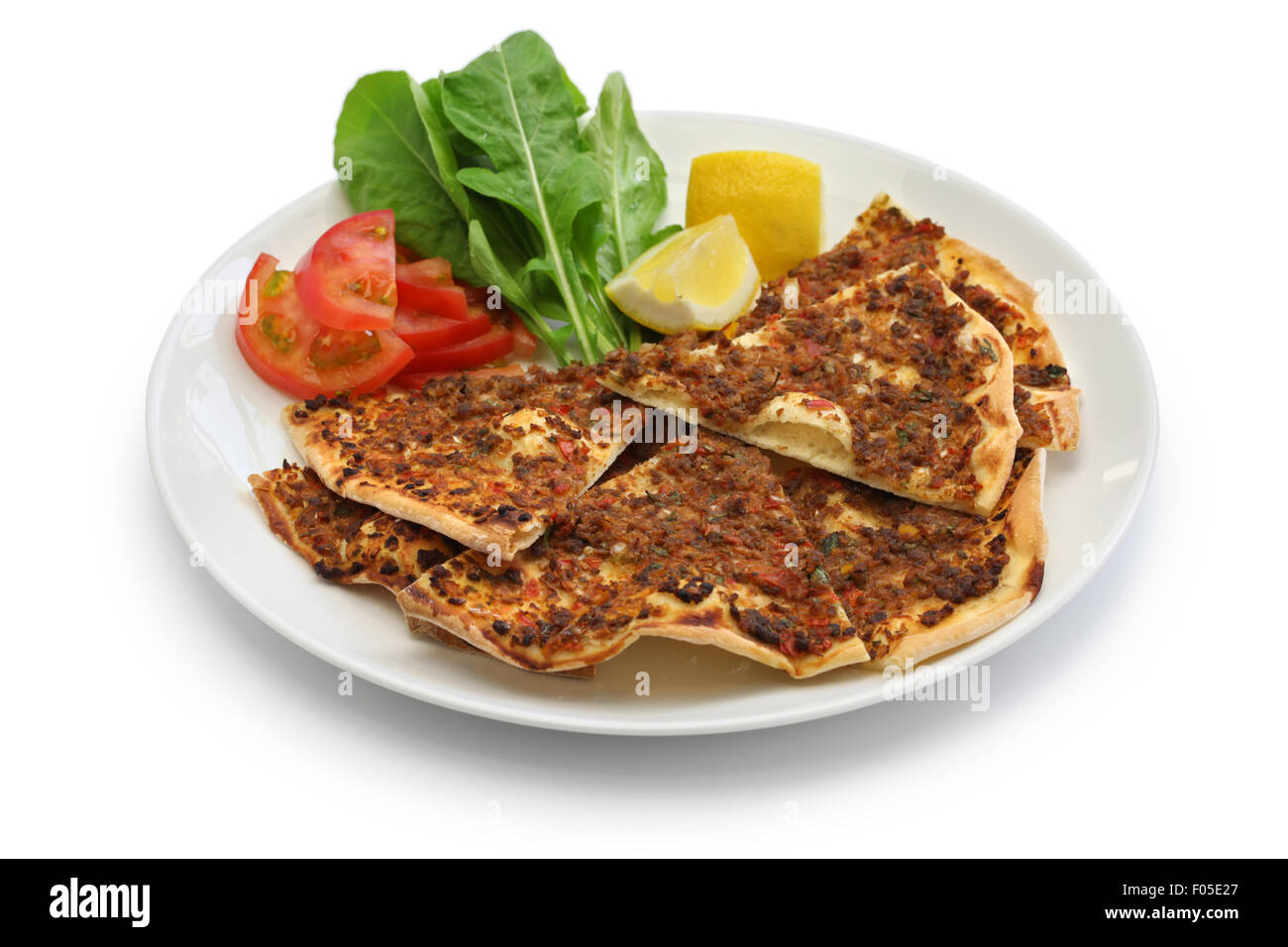 Lahmacun, türkische Hackfleisch Fleisch Pizza isoliert auf weißem Hintergrund Stockfoto