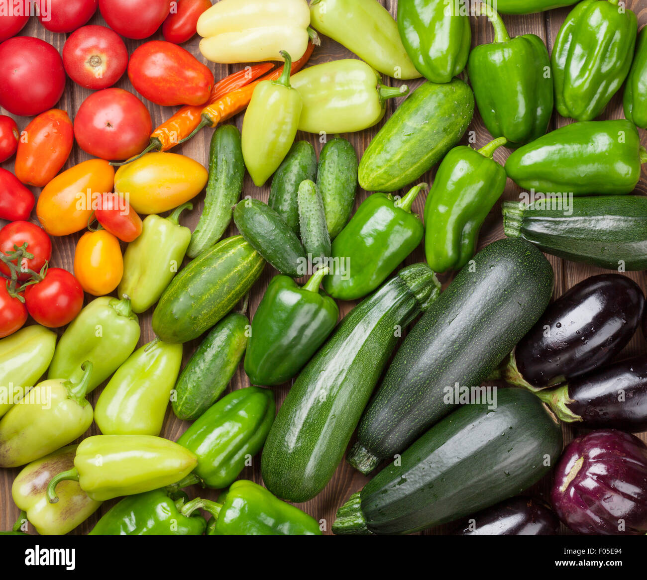 Frische Bauern Gartengemüse auf Holztisch. Ansicht von oben Stockfoto