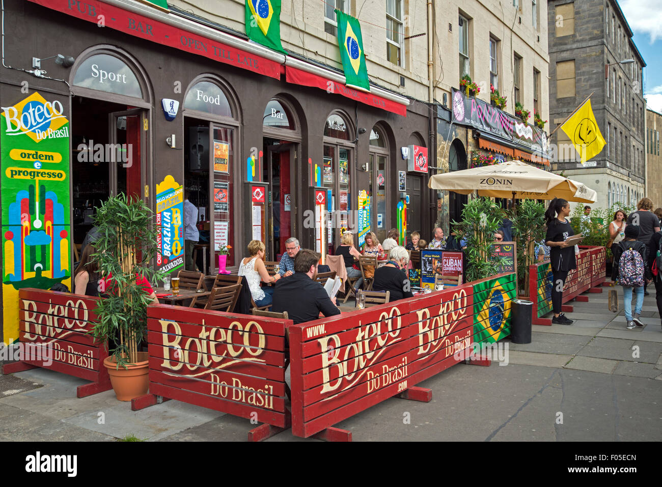 American Diner Essen im Freien die Boteco Brasil, eine lebendige brasilianische Bar und Restaurant in Lothian Street, Edinburgh, Scotland, UK. Stockfoto