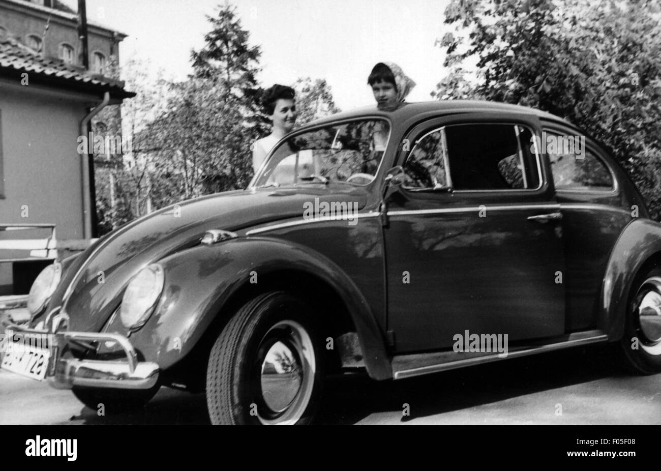 Transport / Transport, Auto, Fahrzeugvarianten, Volkswagen, VW Käfer, Mutter und Tochter mit VW Käfer, Deutschland, 60er Jahre, Zusatz-Rechte-Abfergungen-nicht vorhanden Stockfoto