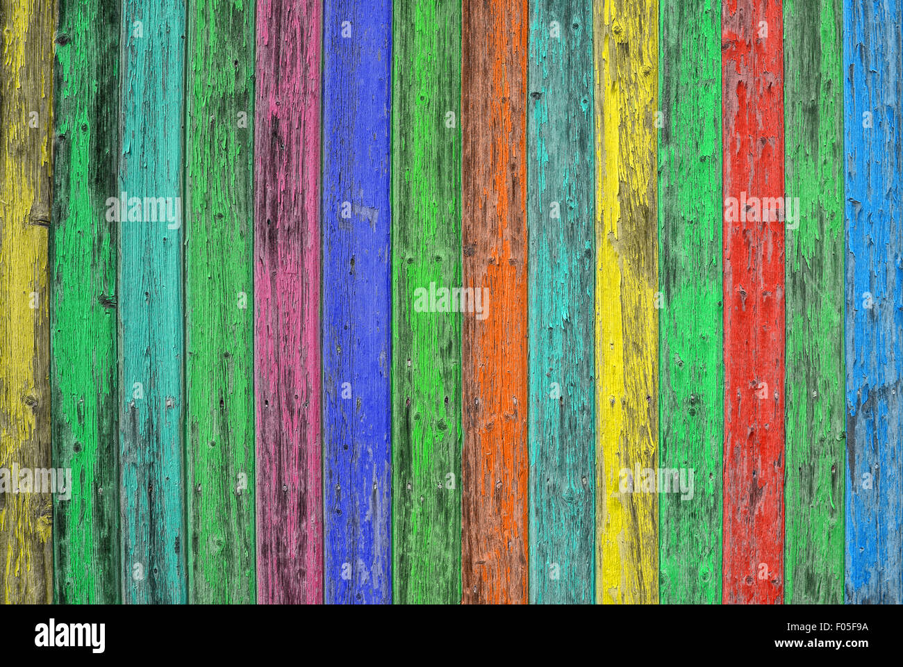 Bunte Holz-Fliesen. Farbiges Holz Hintergrund. Blau grün gelb rot schäbig schicke Tapete Textur Stockfoto