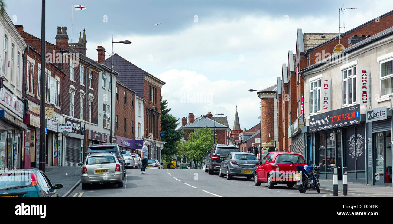 Älterer Teil von Oldbury Town mit lokalen Geschäften Stockfoto