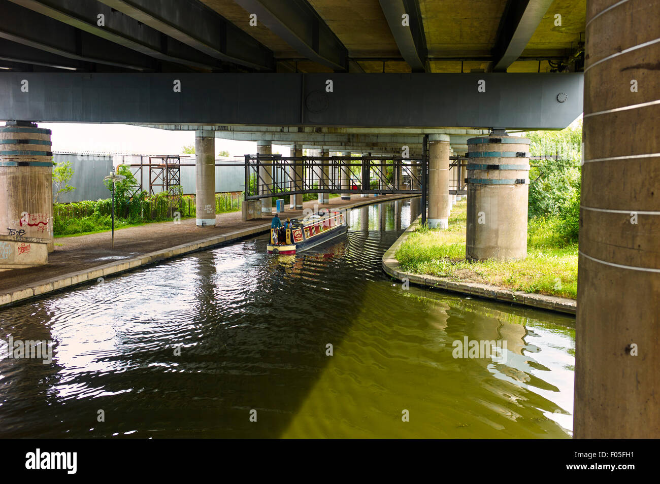 Kanal Boot unter M5 Birmingham Stockfoto