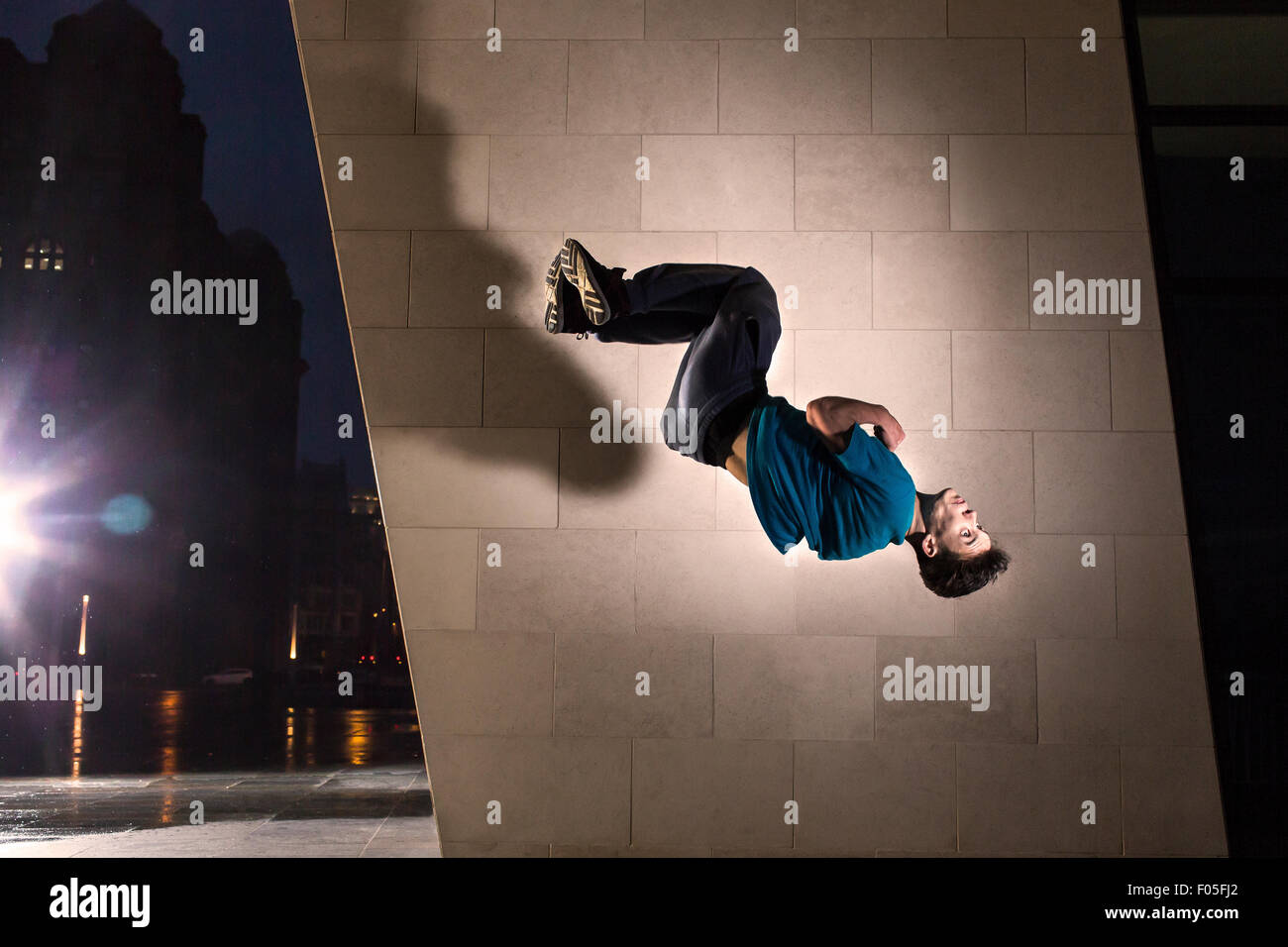 Ein Freerunner kehrt von einer Wand. Stockfoto