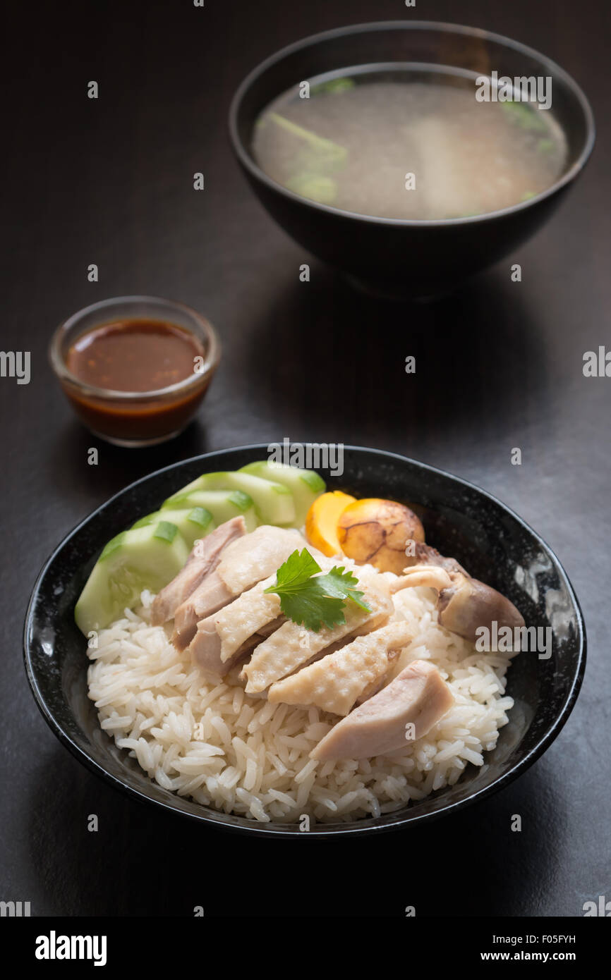 Reis gedünstet mit Hühnersuppe oder Hainan-Huhn mit Reis Stockfoto