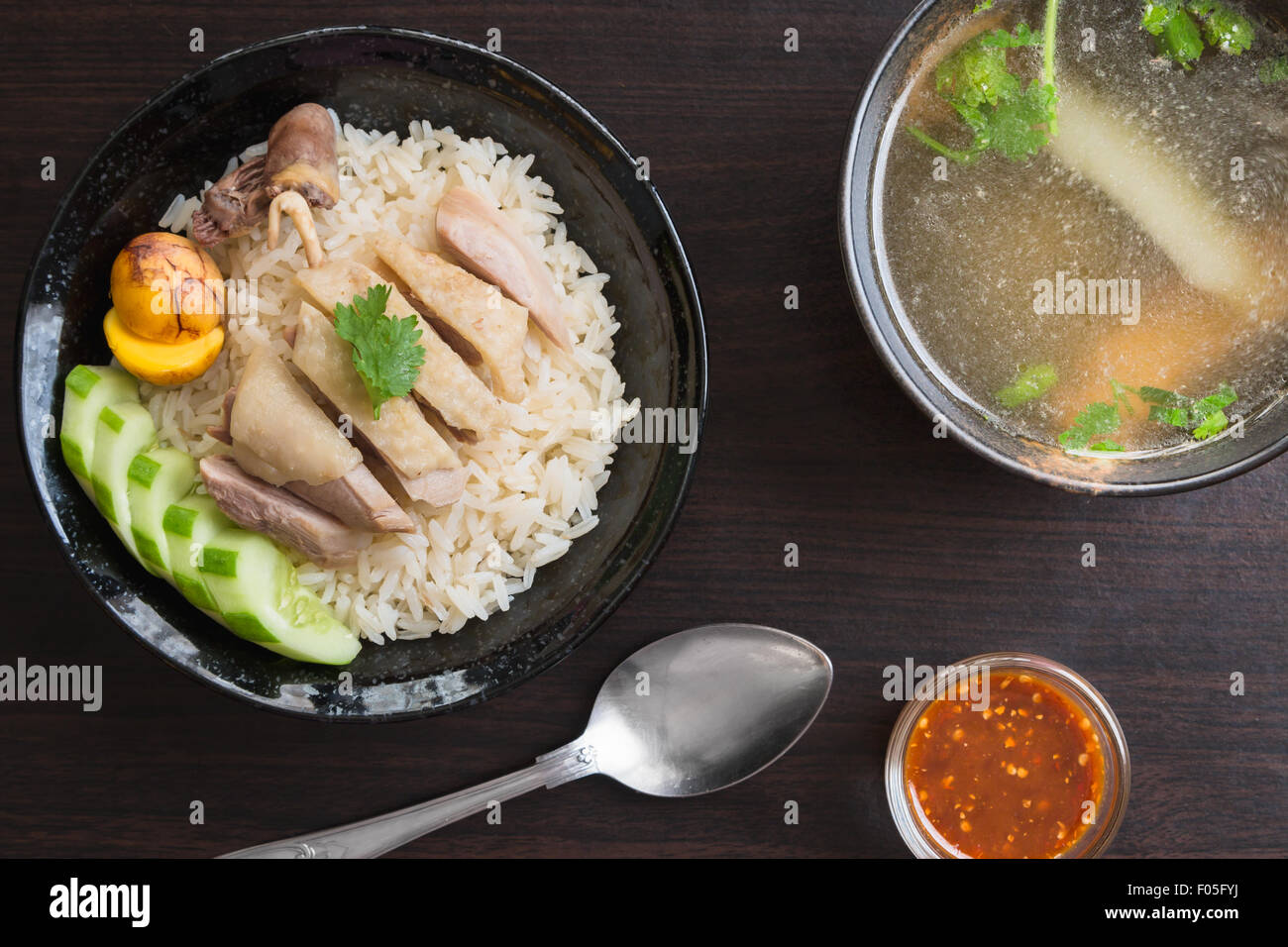 Reis gedünstet mit Hühnersuppe oder Hainan-Huhn mit Reis Stockfoto