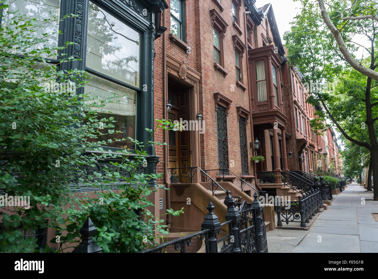 New York City, USA, Straßenszenen, historisches Viertel „Brooklyn Heights“, Häuser aus braunen Steinen, Apartmenthäuser, Vintage Brooklyn, viktorianische Wohnstraße, Ambiente neue yorker Gebäude, Mietmarkt Eastern District von New York Stockfoto