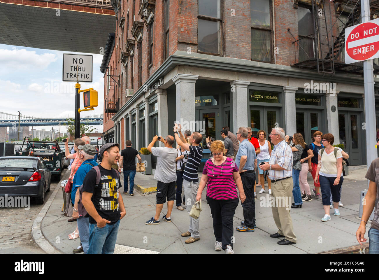 New York City, USA, Straßenszenen, Brooklyn DUMBO, Gruppentouristen besuchen, Gentrifizierung von Stadtgebieten in den USA, urbane Walking New yorkers Buildings Stockfoto