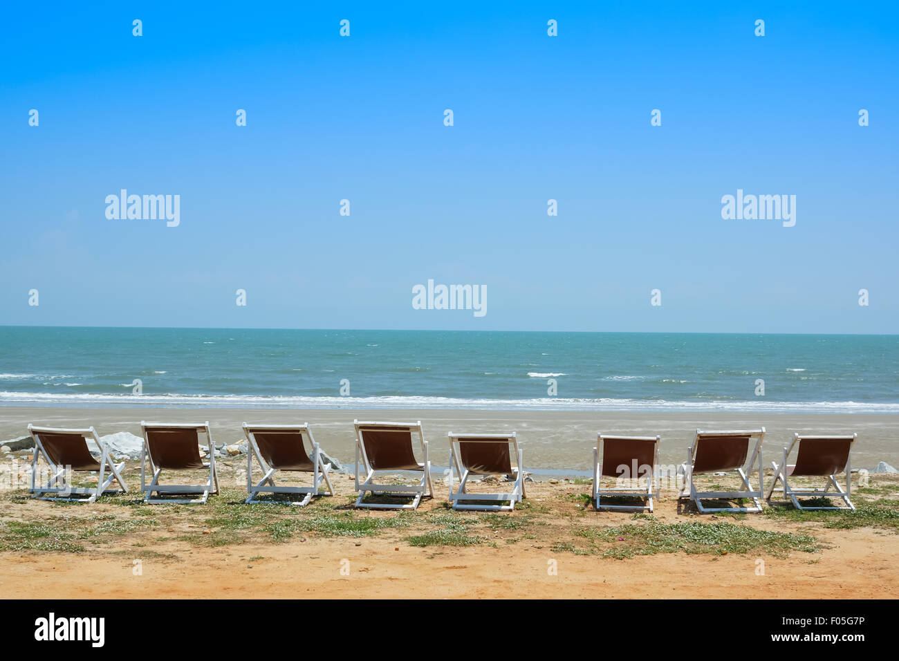 Weiße Stühle am Strand Stockfoto