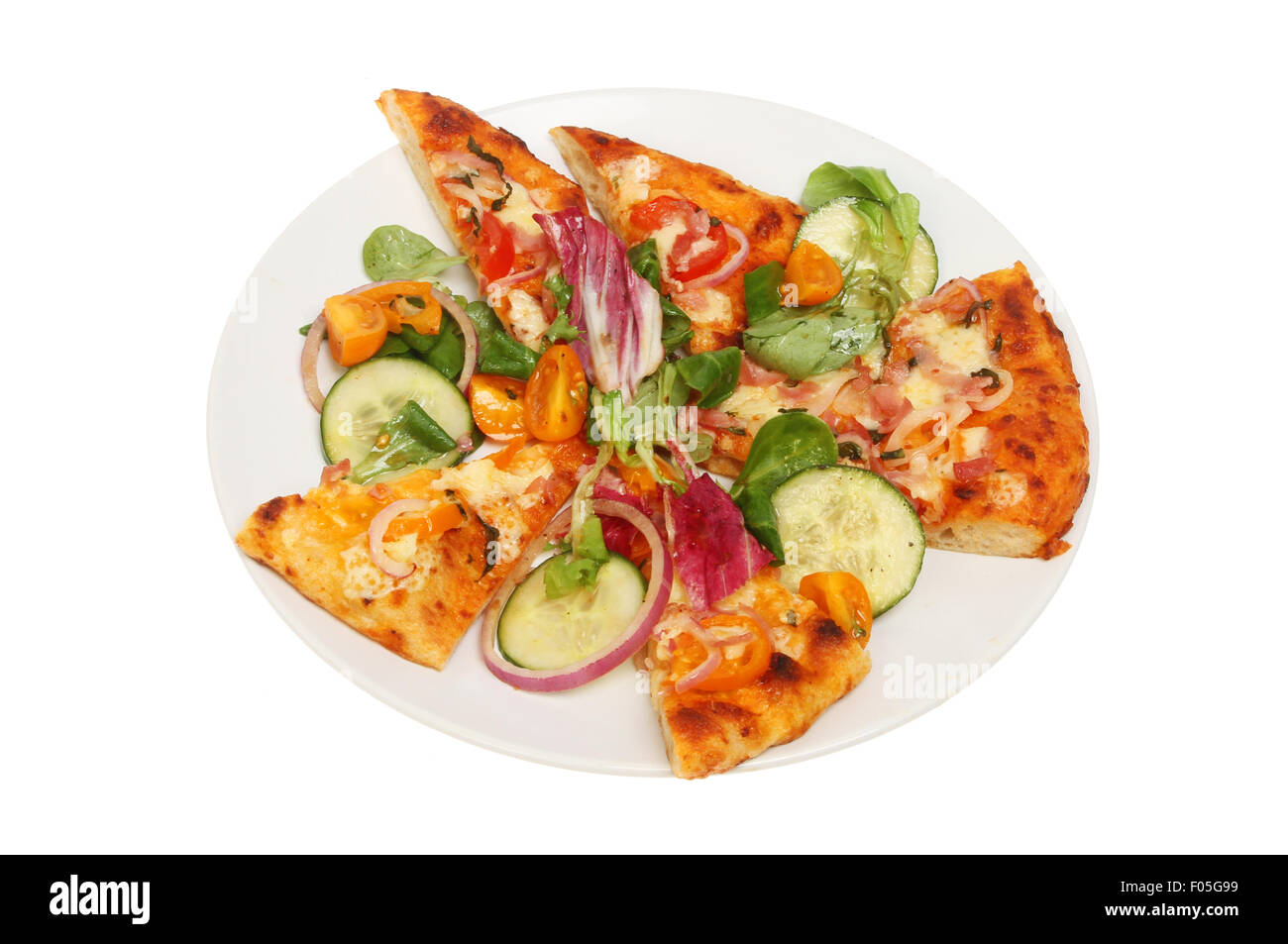 Pizza Scheiben und gemischten Salat auf einem Teller isoliert gegen weiß gekleidet Stockfoto