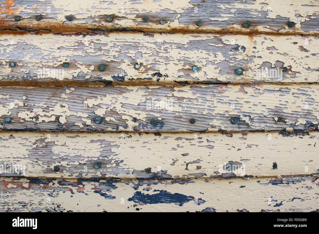 Alten verwitterten Holzplatte mit abblätternde Farbe Stockfoto