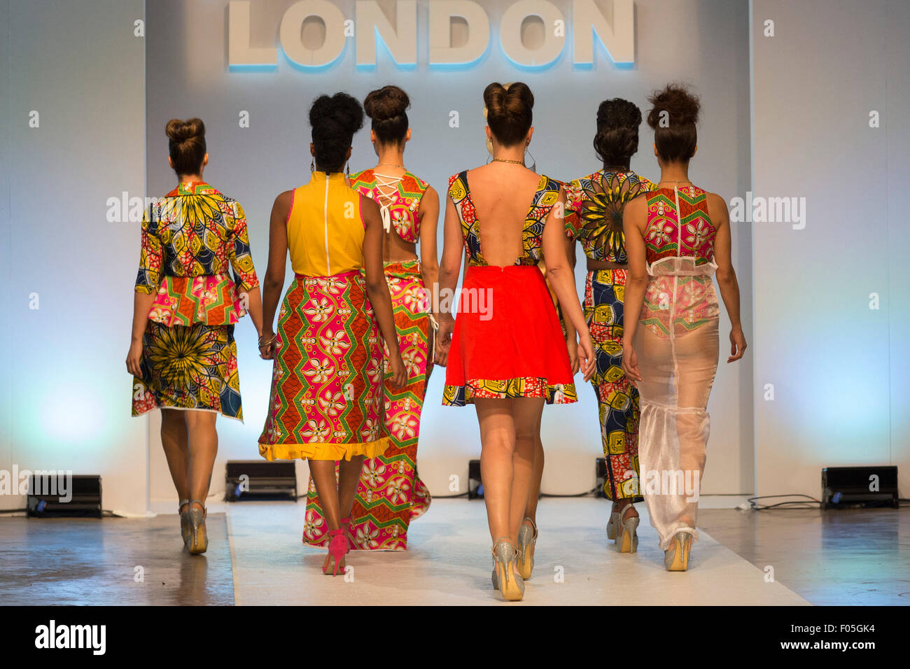 London, UK. 7. August 2015. Ein Modell geht die Start-und Landebahn für das Label Sakara. Africa Fashion Week London 2015 präsentiert Mode und Designer mit Marktständen und Laufsteg zeigt an zwei Tagen (7. / 8. August 2015) im Olympica West. Foto: Nick Savage/Alamy Live-Nachrichten Stockfoto