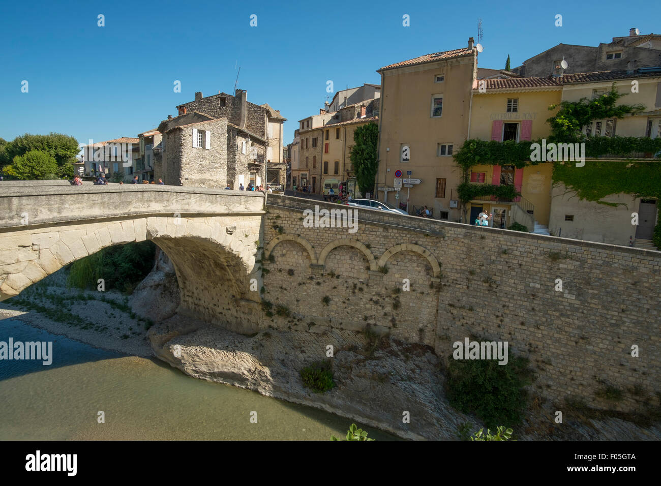 1. Jahrhundert n. Chr. römische Brücke über den Fluss Ouvèze in Vaison la Romaine im Departement Vaucluse, Region Provence-Alpes-Cote d ' Azur Stockfoto