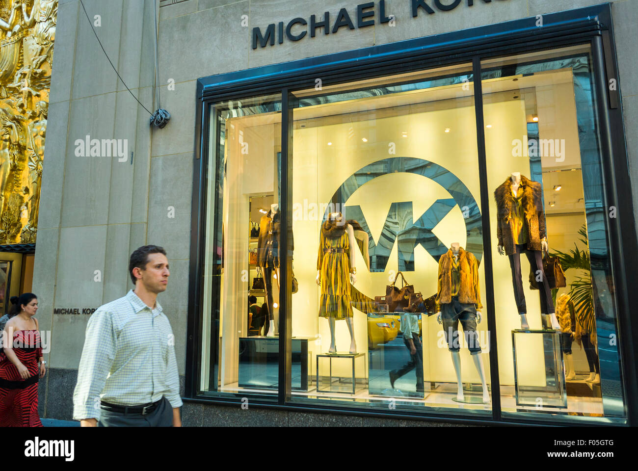 New York City, USA, Straßenszenen, Mann zu Fuß, Shopping auf der Fifth Avenue, Luxus-Mode-Marken, "Michael Kors" Stop Frontscheibe Stockfoto