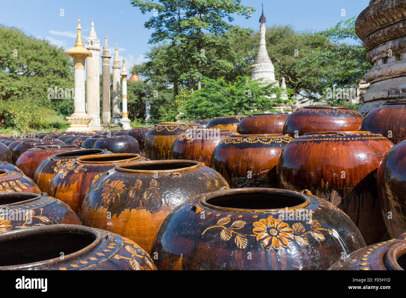 Wasserkrüge Martaban in der Nähe von der Shwezigon Pagode (Pagode) in Nyaung U Myanmar in der Nähe von Bagan Stockfoto