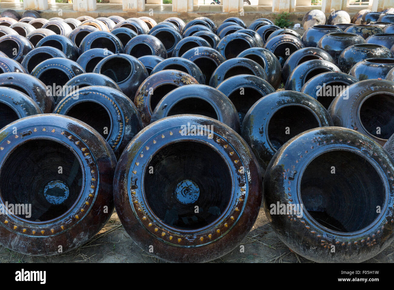Martaban Wasserkrüge zum Verkauf an ein Depot in Nyaung U Dorf in der Nähe von Bagan, Myanmar Stockfoto