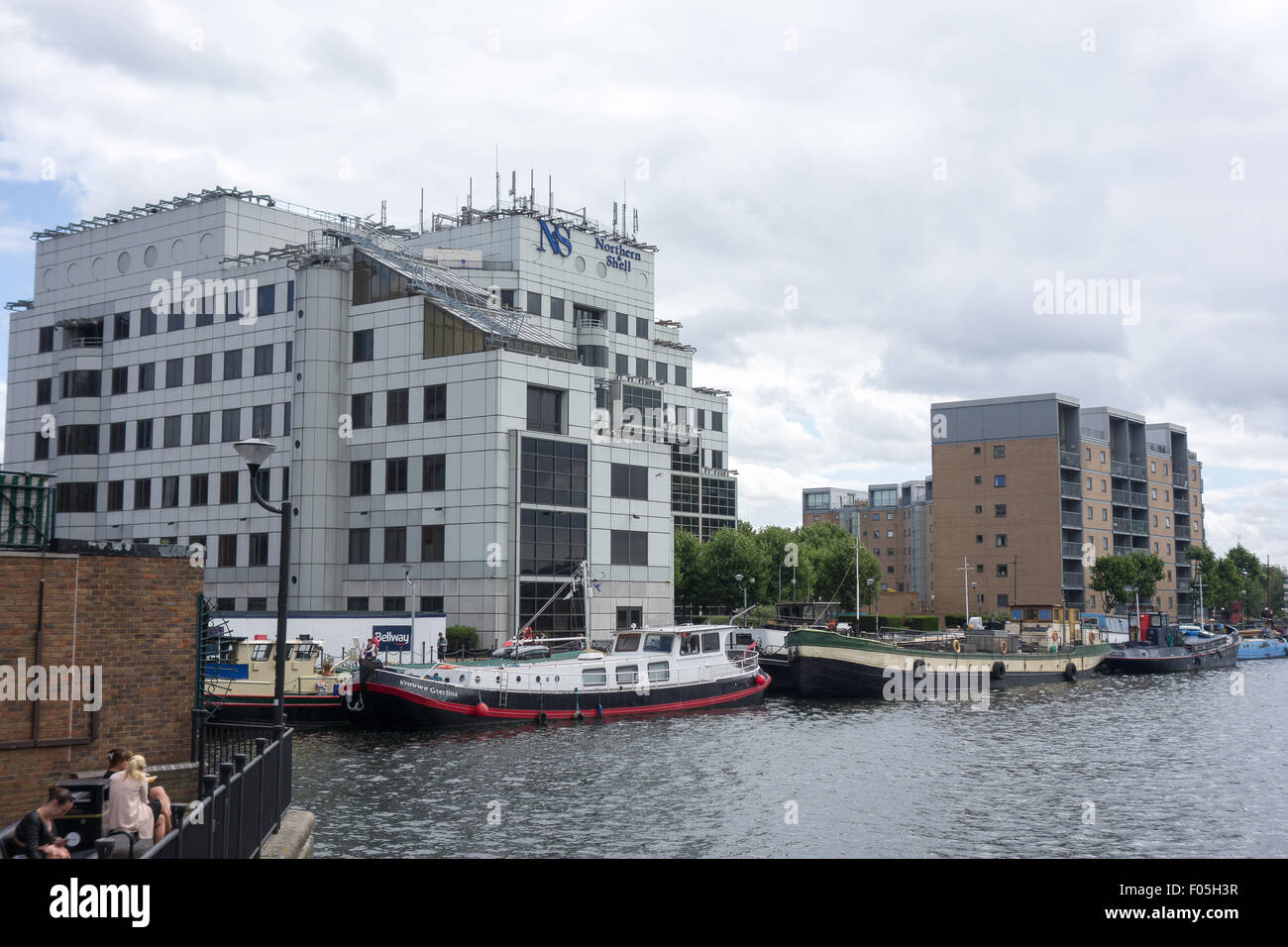 Der nördlichen Shell Turm ist Heimat der Northern & Shell Media Group und mit Blick auf ein Dock in Crossharbour, in der Nähe von Canary Wharf. Stockfoto