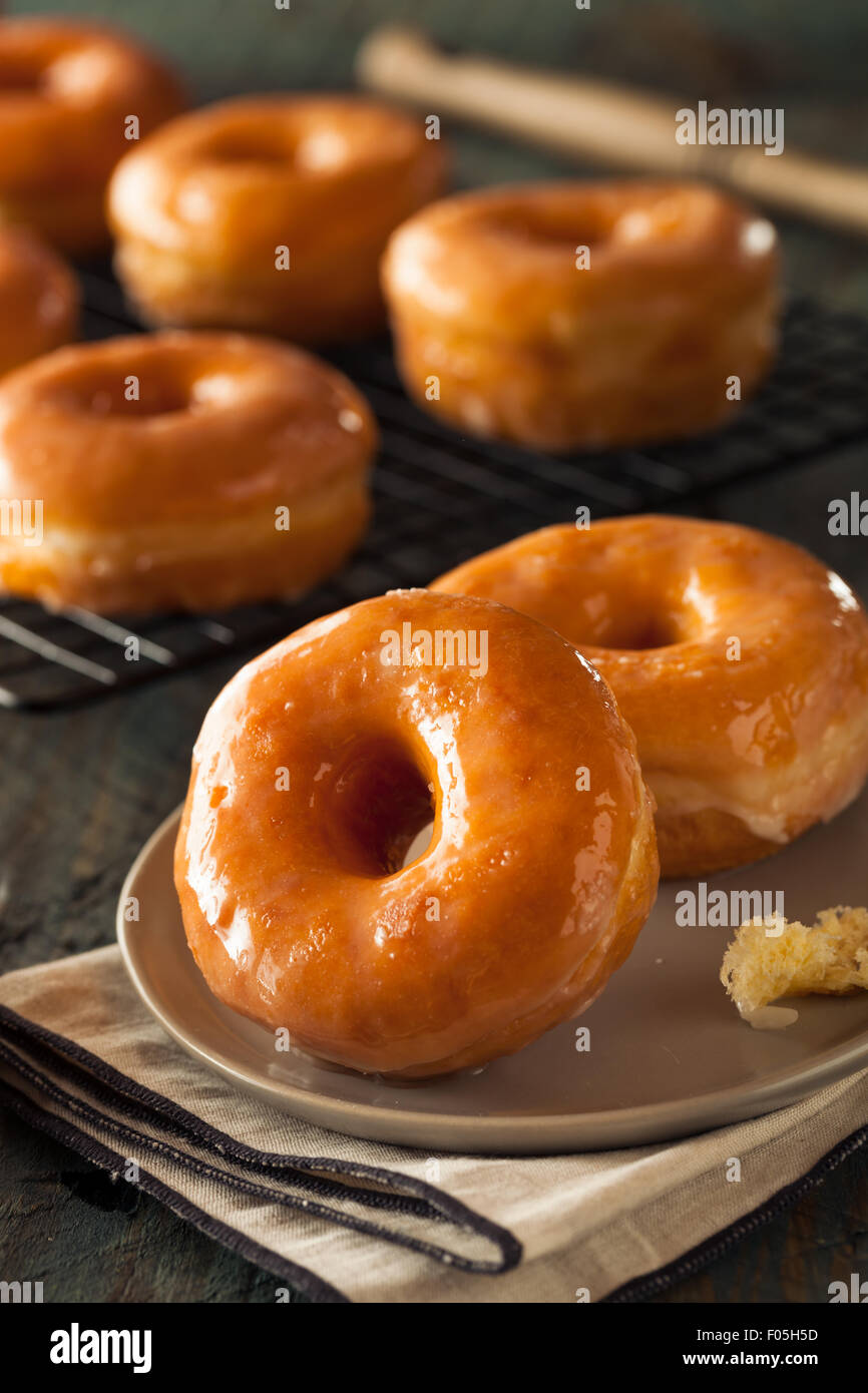 Hausgemachte Runde glasierte Donuts fertig zum Verzehr Stockfoto