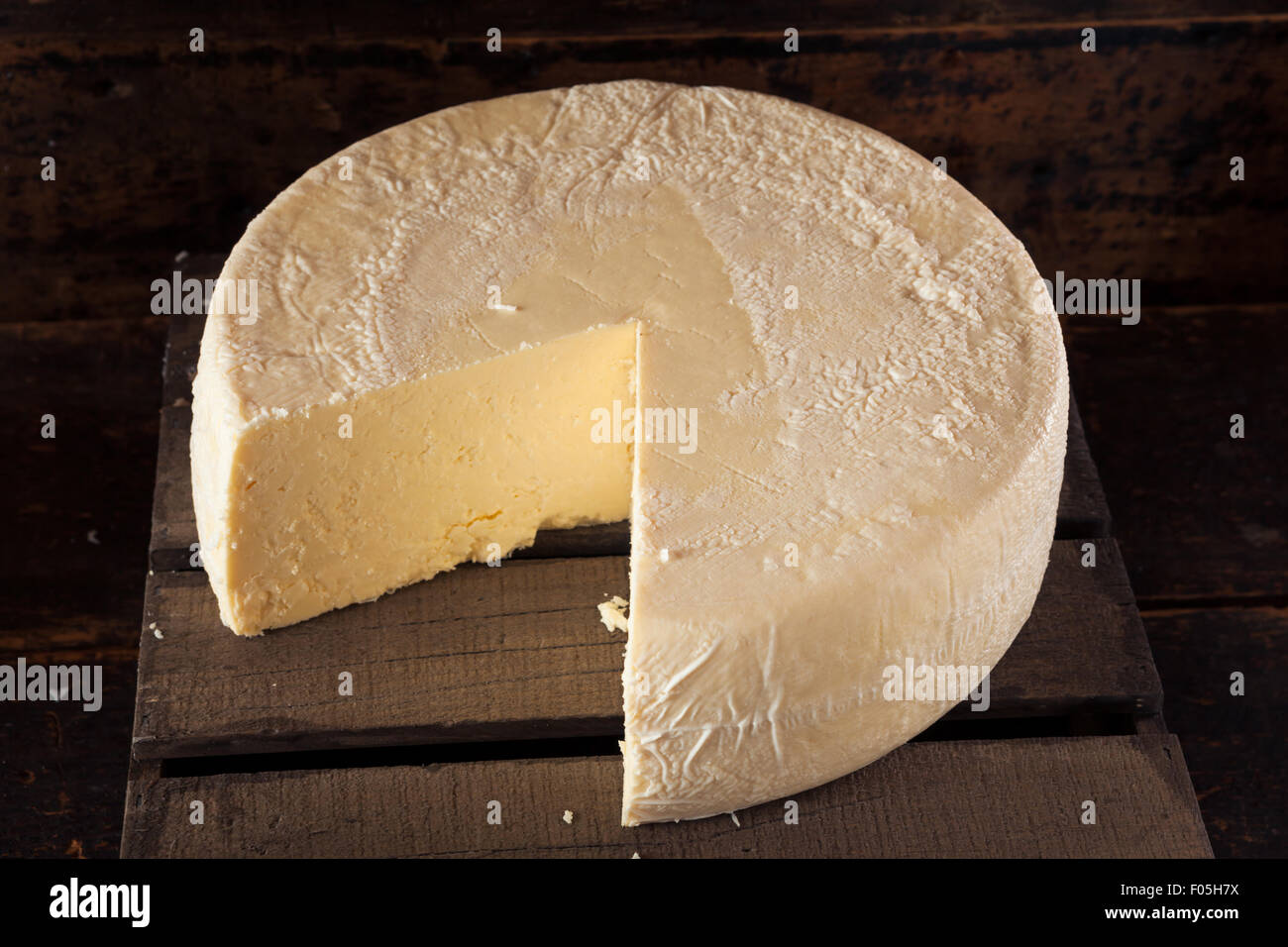 Große weiße Biokäse Rad lesen, Schnitt Stockfoto