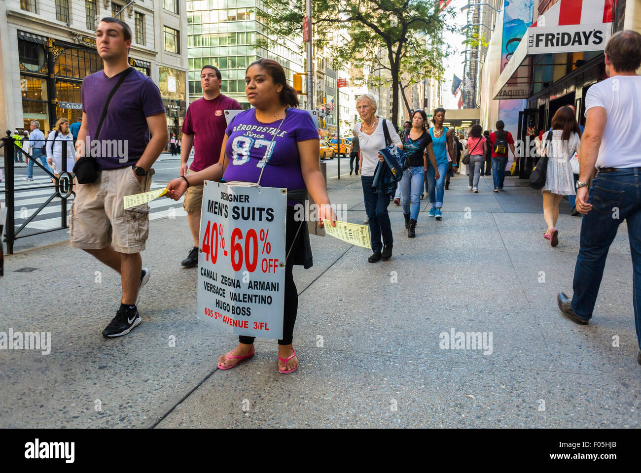 New York City, USA, Straßenszenen, Menschenmenge Shopping auf der Fifth Avenue, Frau mit Werbeschild, einkommensschwache Stadt usa, Bekleidungsviertel manhattan Stockfoto