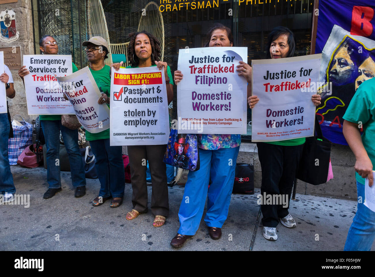 New York City, USA, Gruppe Frauen mit Protestzeichen für Sklaverei, Arbeiterdemonstrationen, Migranten, philippinische Hausangestellte, Parolen für soziale Gerechtigkeit, Arbeitskräfte für Migrantenrechte, Arbeiterproteste, friedliches Protestzeichen, Protestunterstützung Einwanderungsproteste Asiaten, Aktivistinnen, Migranten, Arbeiterrechtszeichen Stockfoto