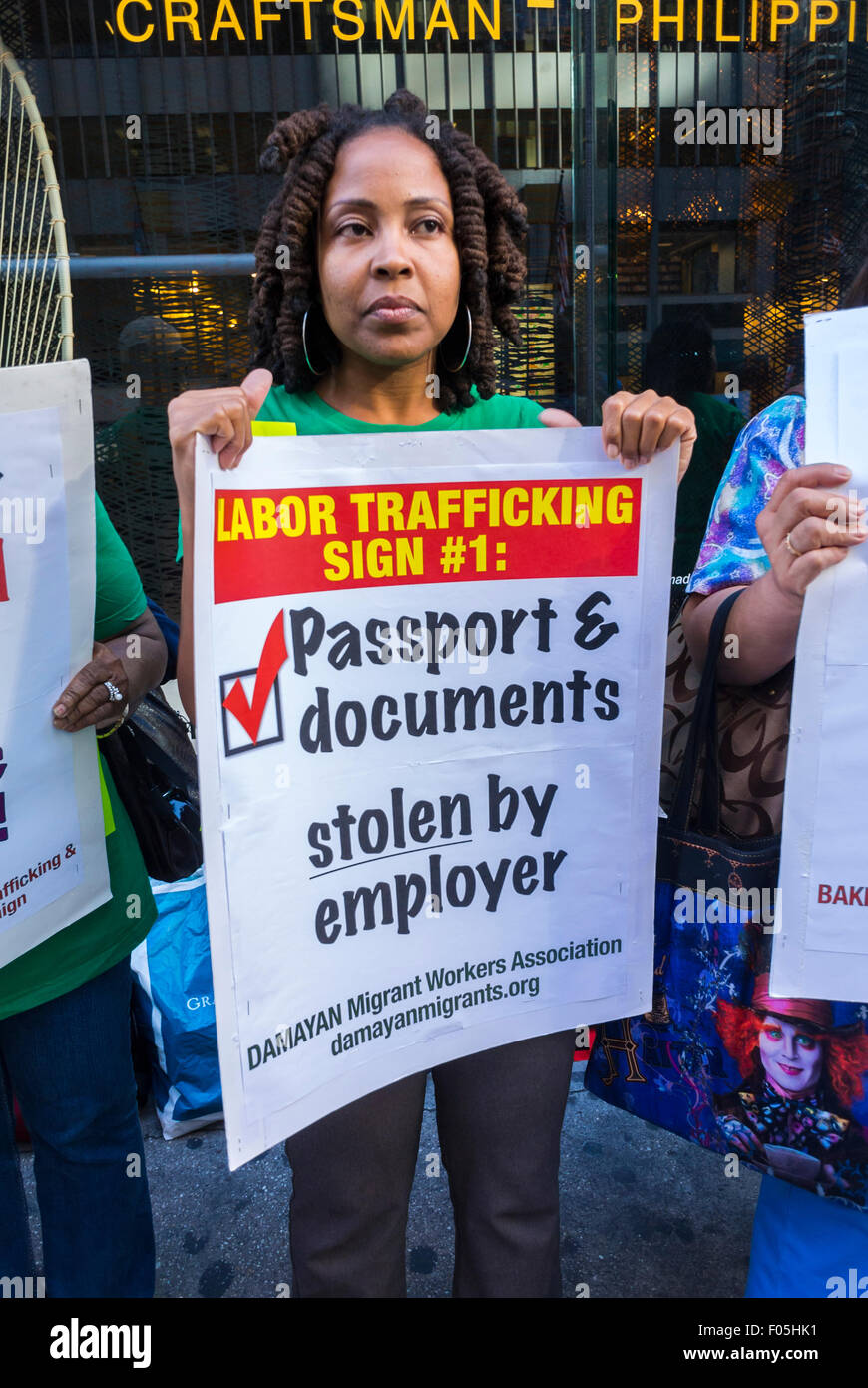 New York City, USA, Frau mit Protestzeichen, Labor Demonstration, Migranten, philippinische Hausangestellte Demonstranten, Parolen für soziale Gerechtigkeit, Arbeiterproteste, Einwandererrechte, Einwanderer usa Asiatisch Stockfoto
