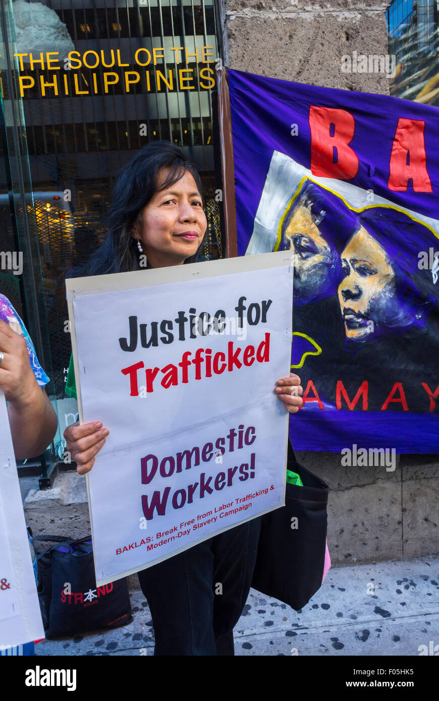 New York City Usa Protestschilder Fur Frauen Demonstration Von Sklavenarbeit Migranten Demonstranten Von Philippinischen Hausarbeitern Menschenhandel Slogans Fur Soziale Gerechtigkeit Stockfotografie Alamy