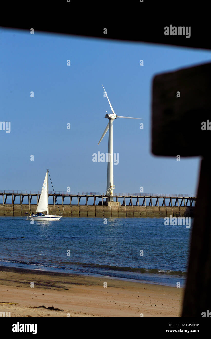 Strand Leuchtturm Windmill Wind Turbine Pier Yacht Boot Stockfoto