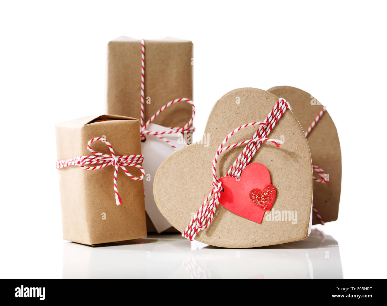 Kleines selbstgemachtes Geschenk-Boxen, die isoliert auf weißem Hintergrund Stockfoto
