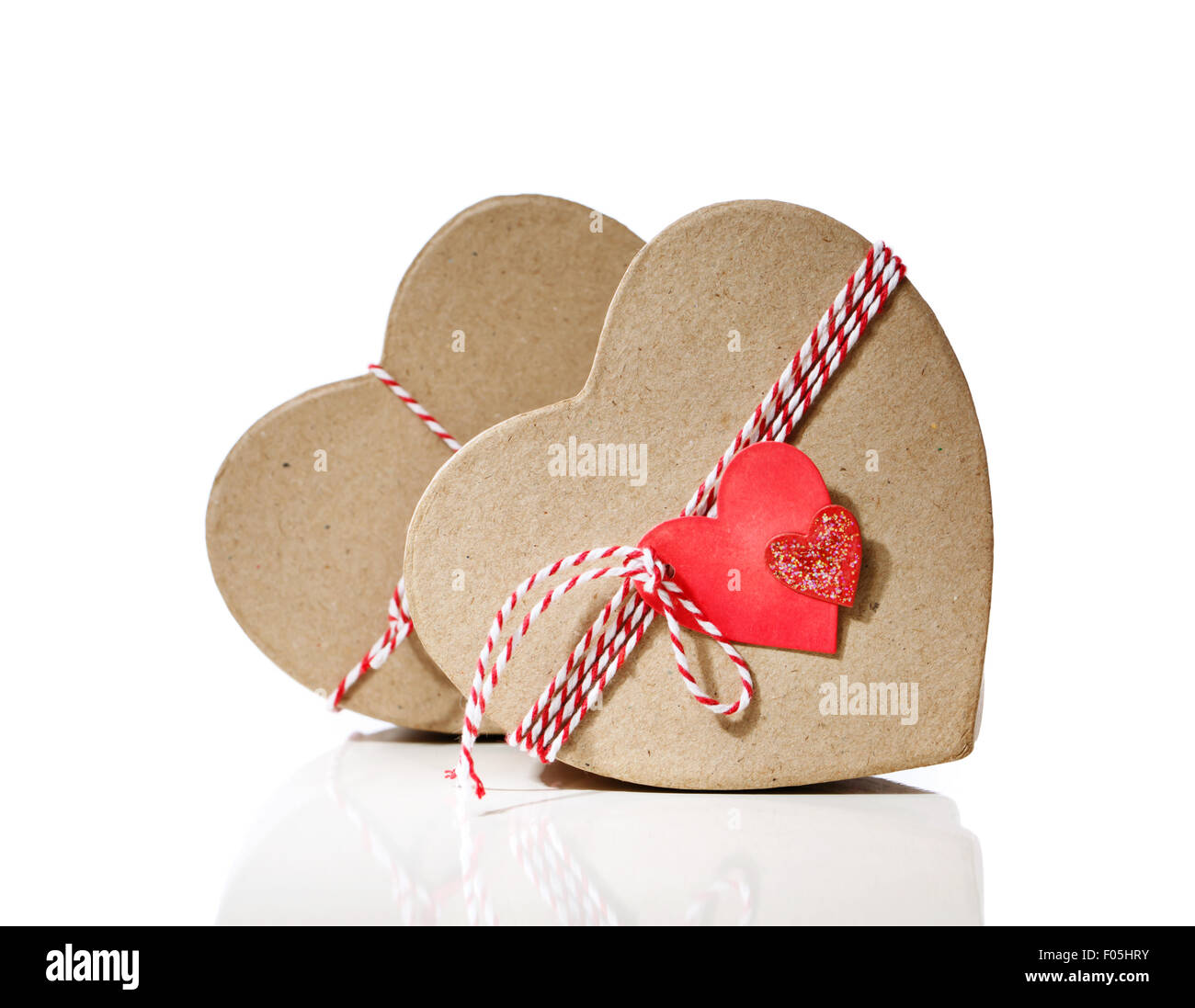 Geschenkdosen in Herzform mit Herz Tags isoliert auf weißem Hintergrund Stockfoto