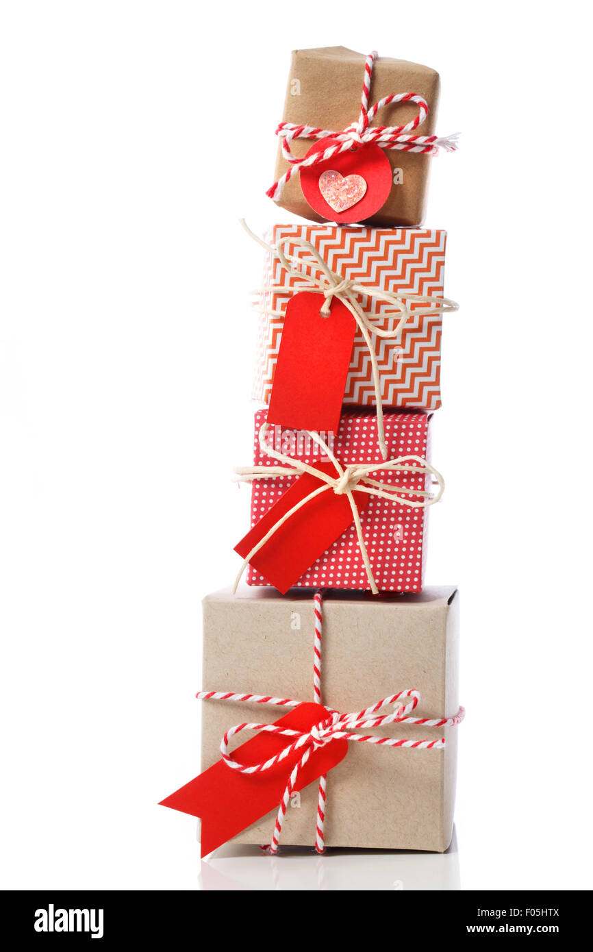 Stapel von Handwerk rot gefärbten Geschenkboxen auf weißem Hintergrund Stockfoto