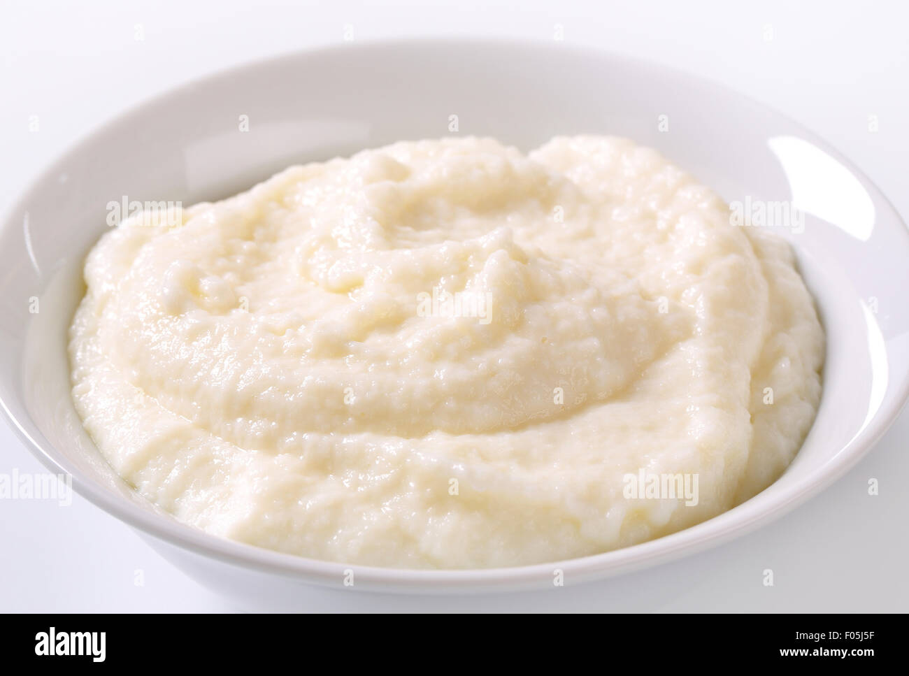 Schüssel mit Milch Milchreis Stockfoto