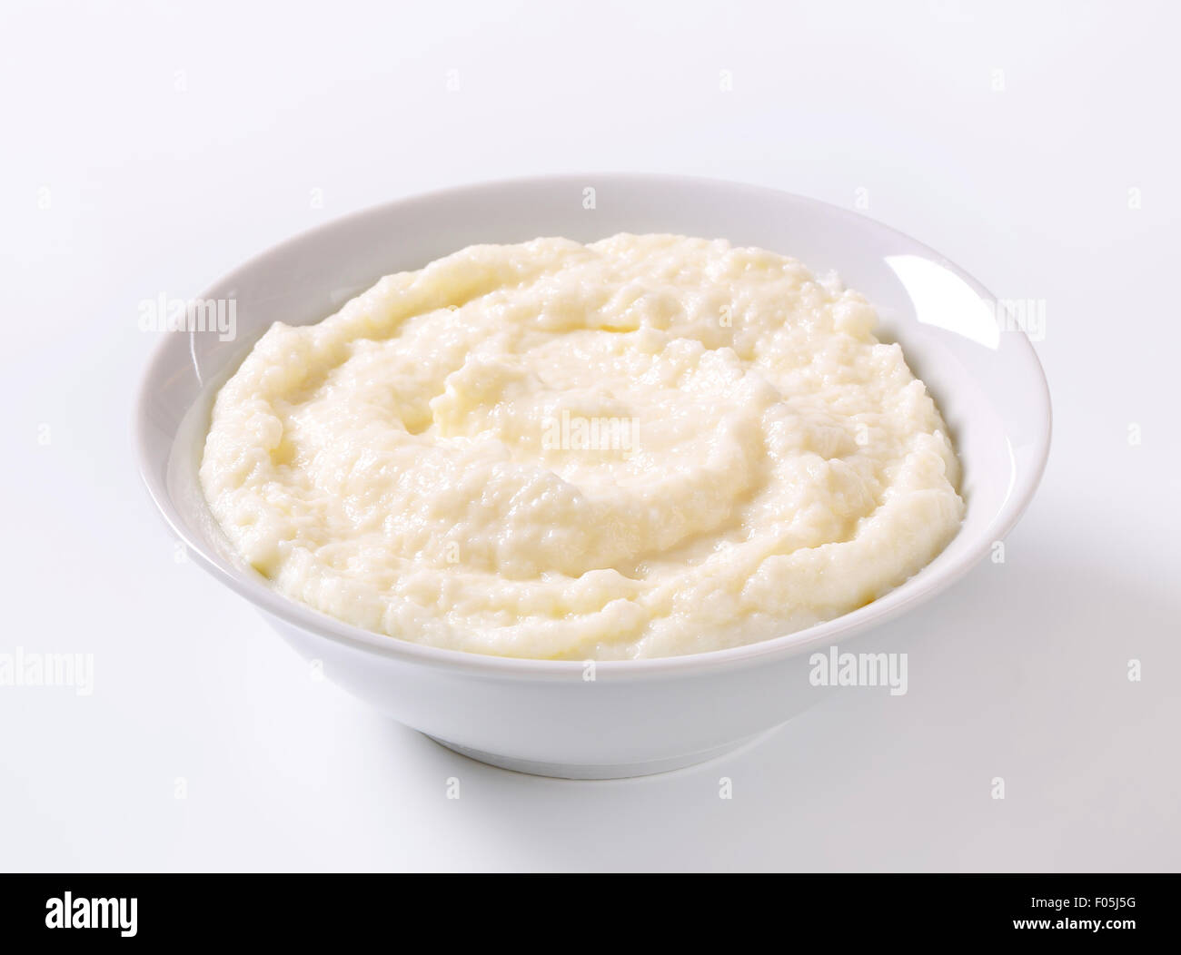 Schüssel mit Milch Milchreis Stockfoto