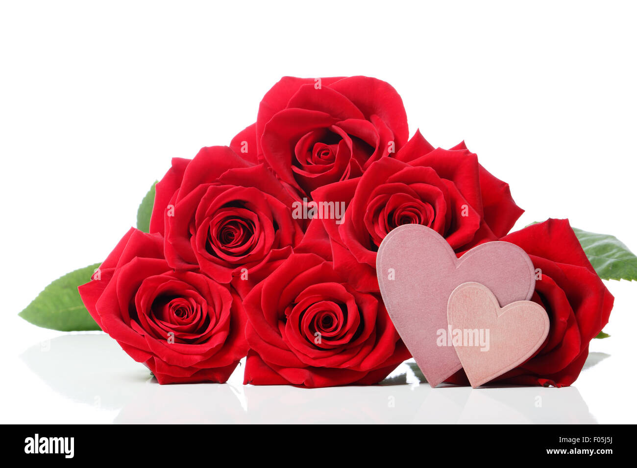 Herz-Tags mit roten Rosen auf weißem Hintergrund Stockfoto