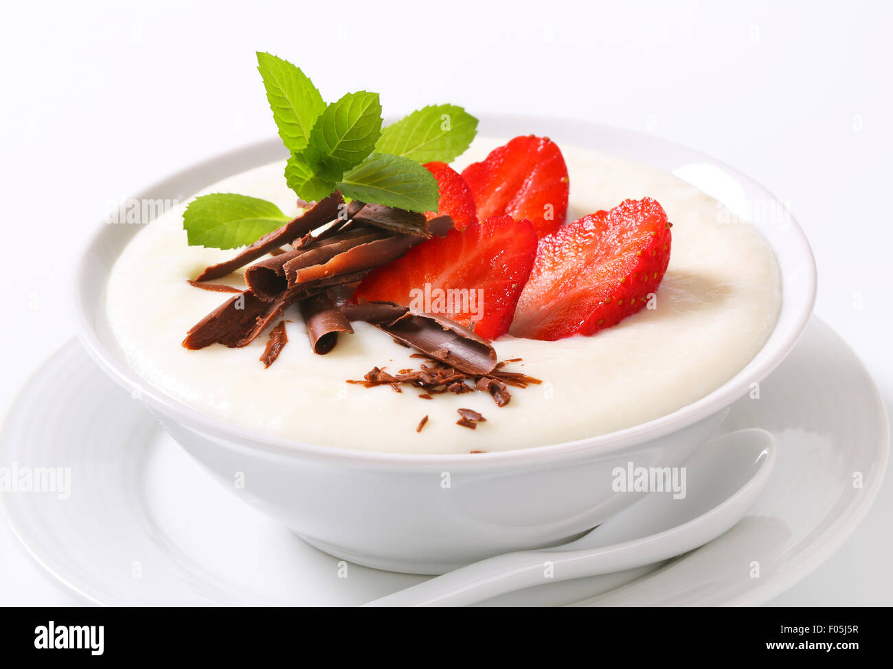 Schüssel mit Grieß-Pudding mit frischen Erdbeeren Stockfoto