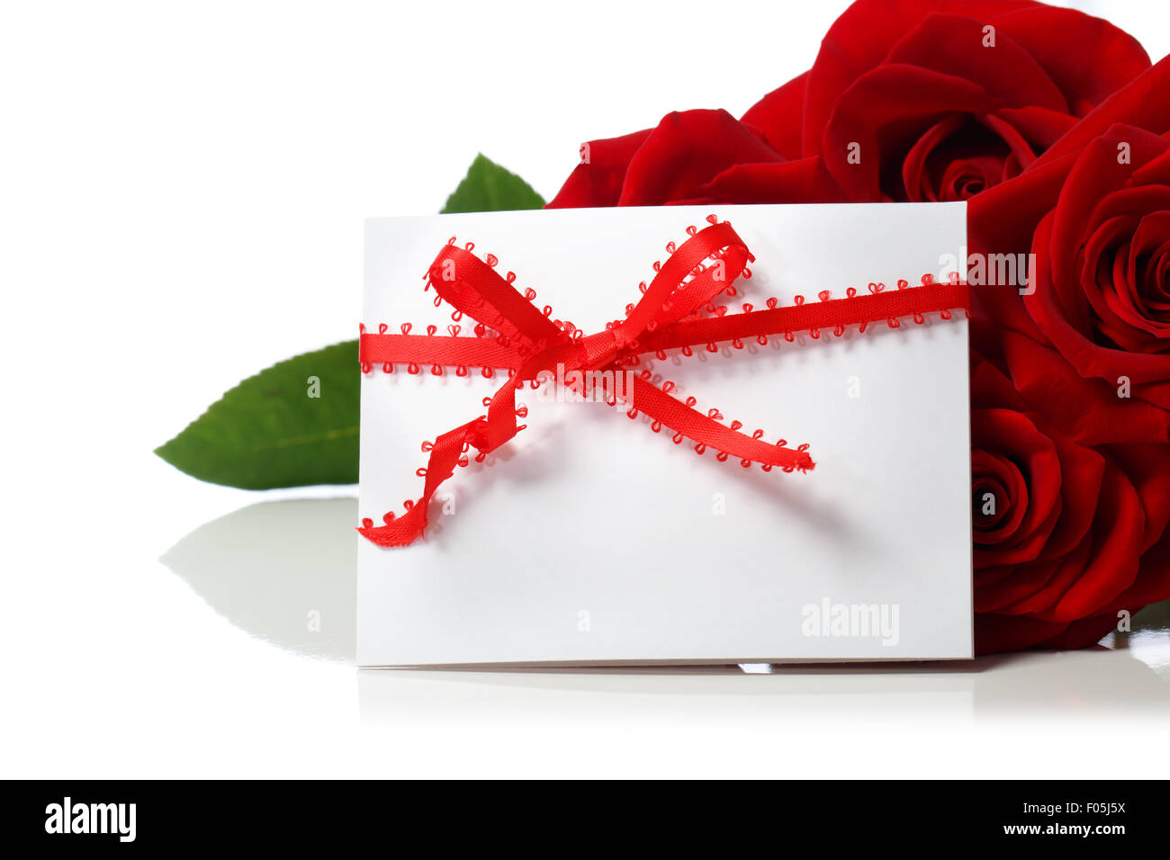 Textkarte mit schönen roten Rosen auf weißem Hintergrund Stockfoto