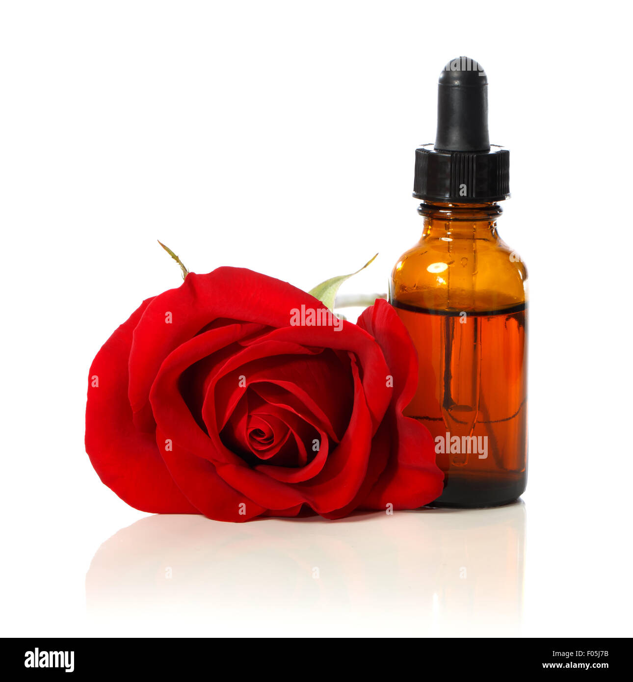 Tropfflasche mit schönen roten Rose auf weißem Hintergrund Stockfoto