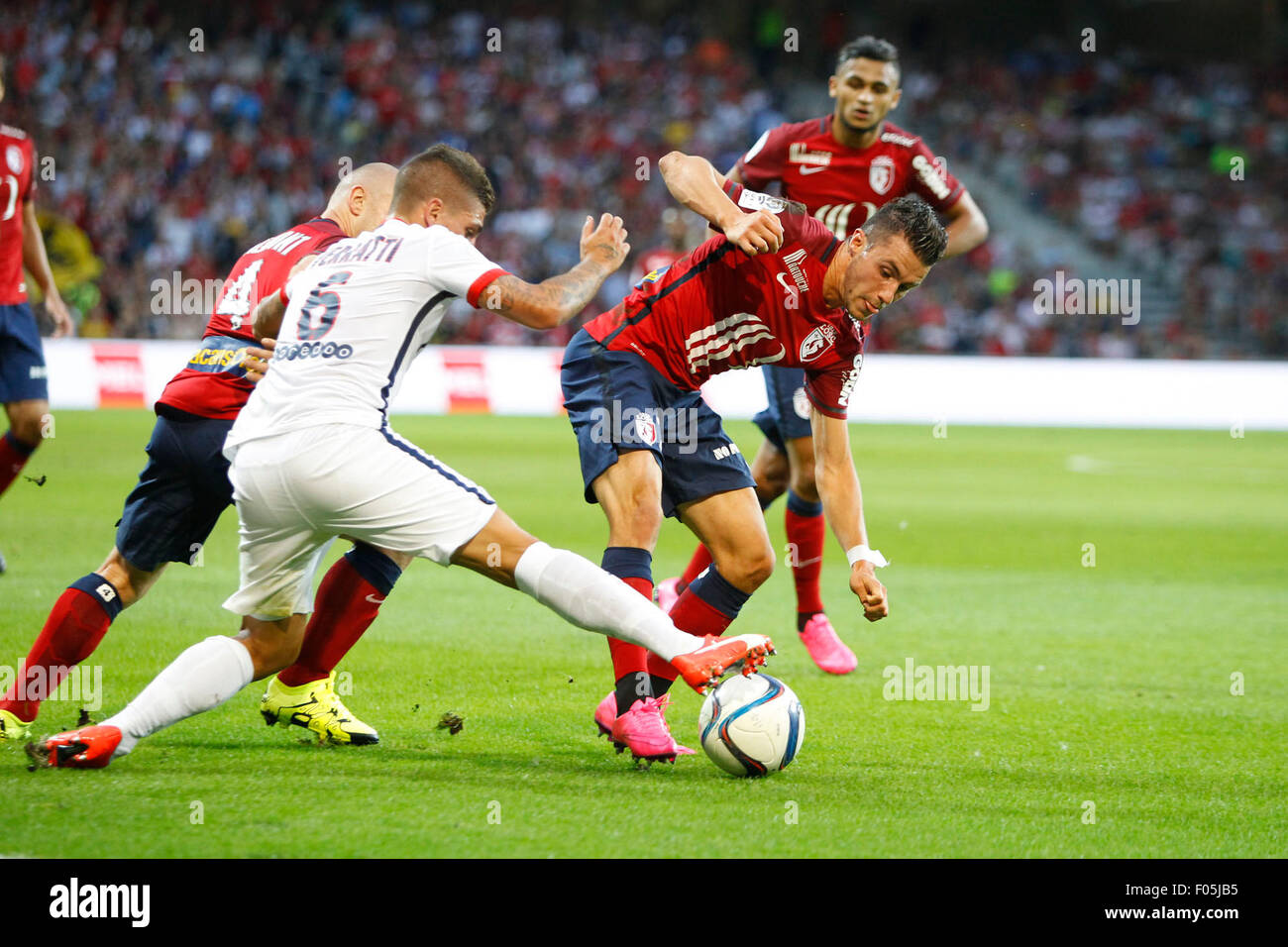 Lille, Frankreich. 7. August 2015. Französischen Liga 1 Fußball. Lille gegen Paris Saint-Germain. Marco Verratti (PSG) Herausforderungen Sebastien Corchia (Lille) Credit: Action Plus Sport/Alamy Live News Stockfoto