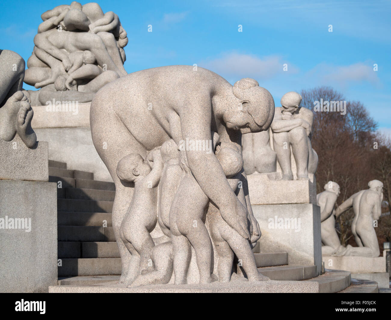 Granit-Skulptur von mehreren Kindern unter einer Frau von Vigeland Park Stockfoto