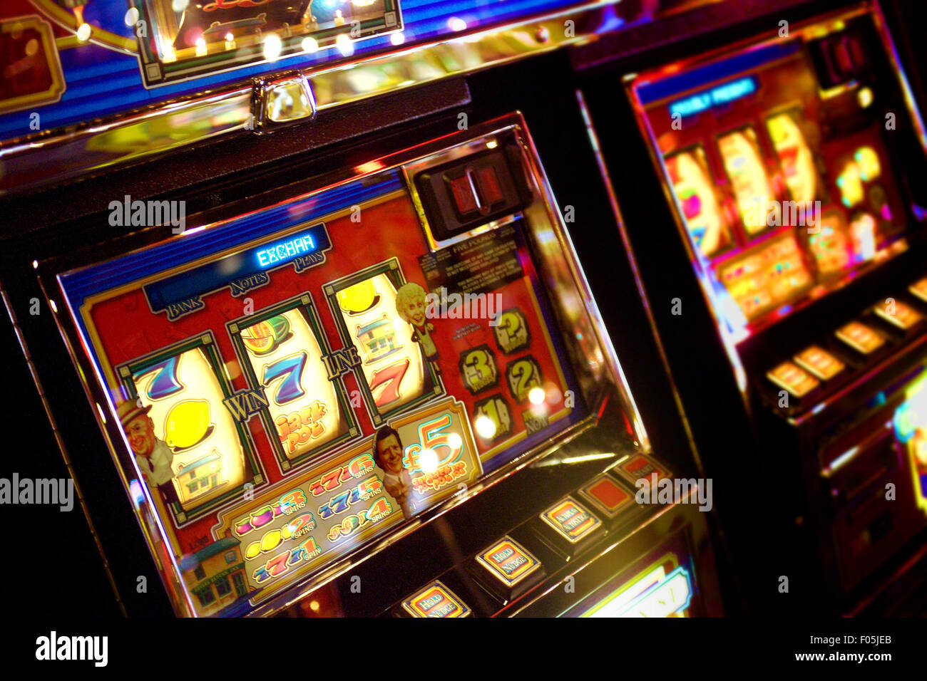 Spielautomaten / einer bewaffneten Banditen in Spielhalle Stockfoto