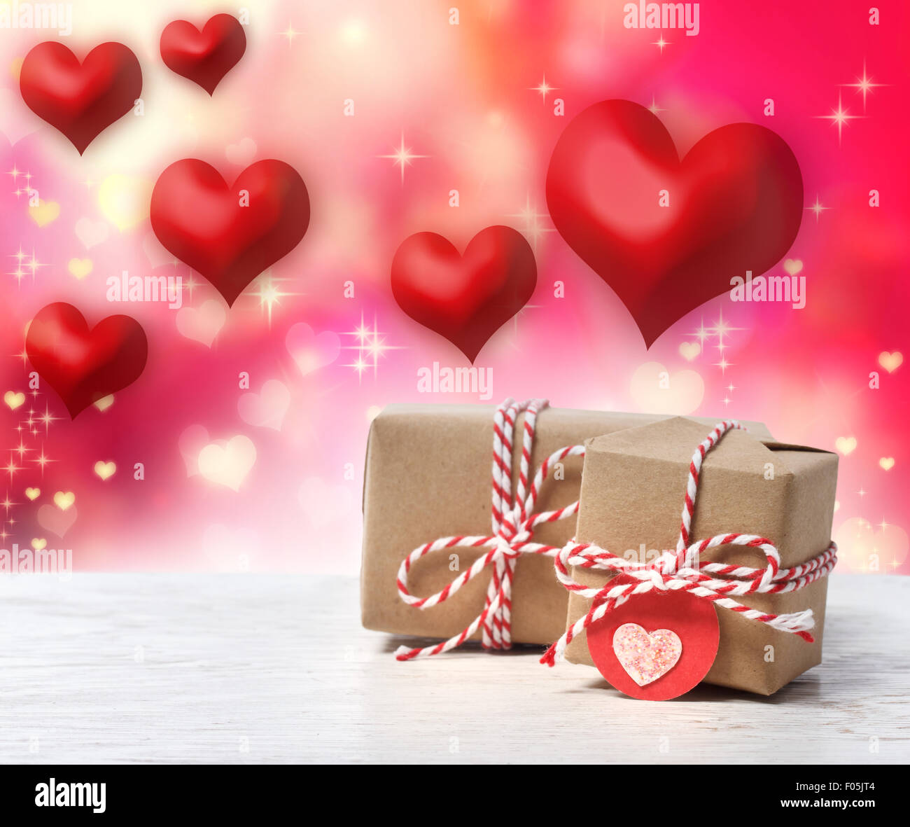 Kleines selbstgemachtes Geschenk-Boxen mit roten Herzen Stockfoto