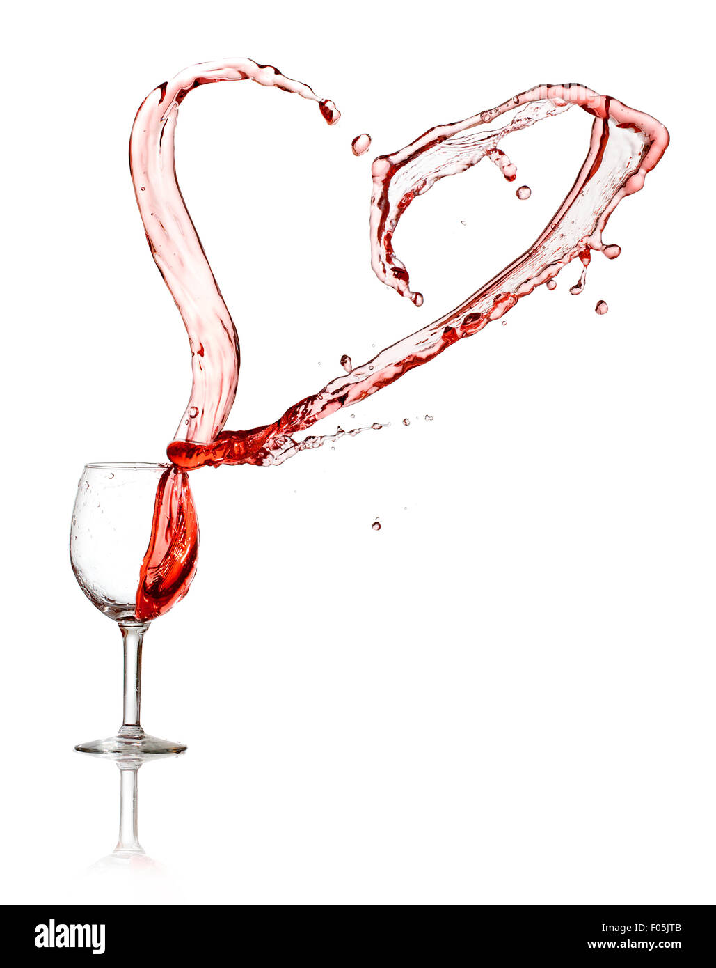 Herz Spritzen aus einem Glas Rotwein isoliert auf weißem Hintergrund  Stockfotografie - Alamy