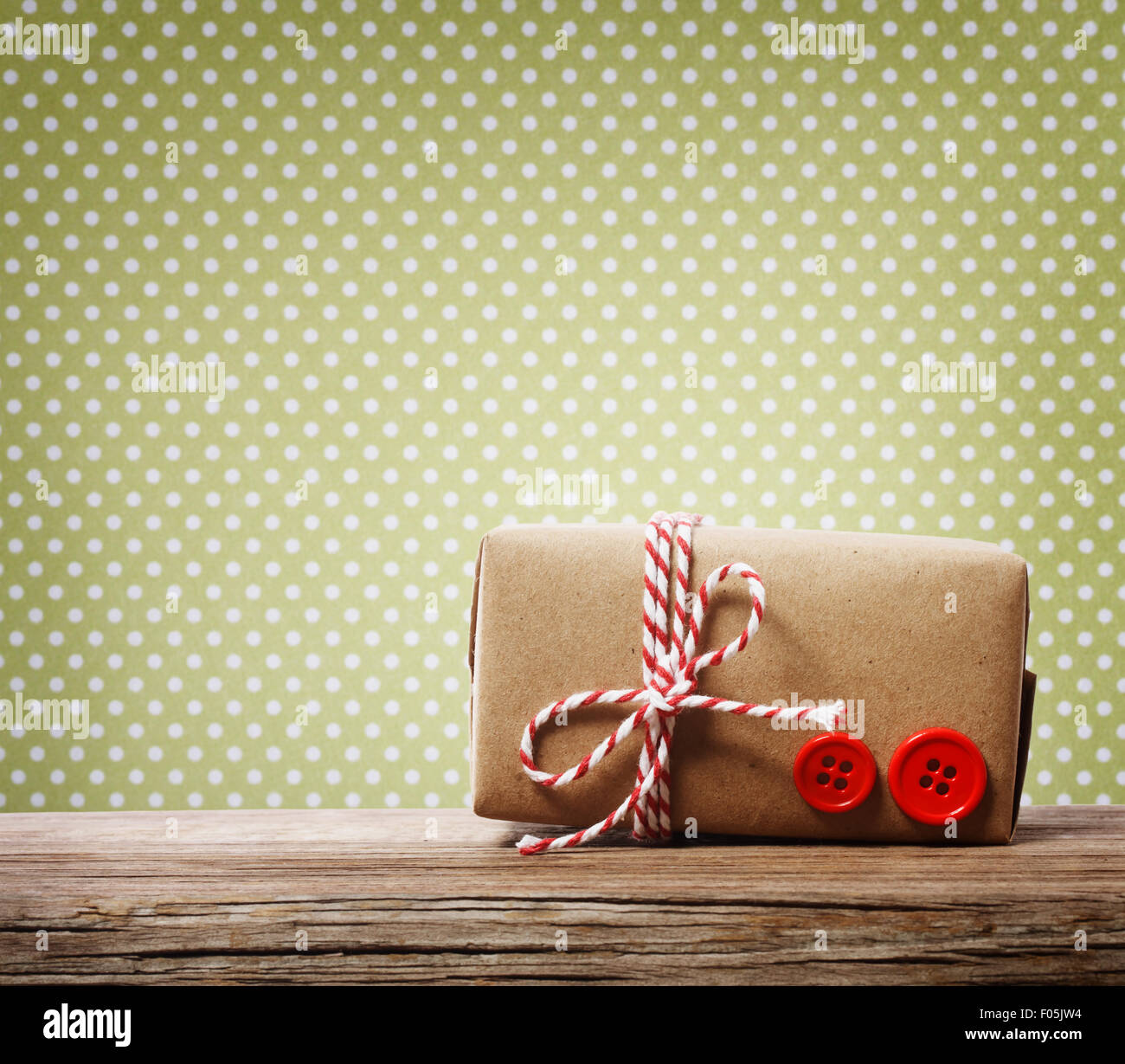 Handgefertigte Geschenkbox über grüne Tupfen Hintergrund Stockfoto