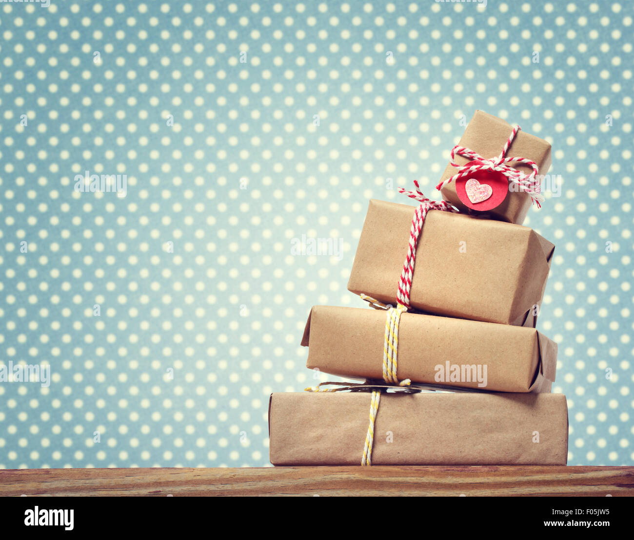 Selbstgemachtes Geschenk-Boxen über grüne Tupfen Hintergrund Stockfoto