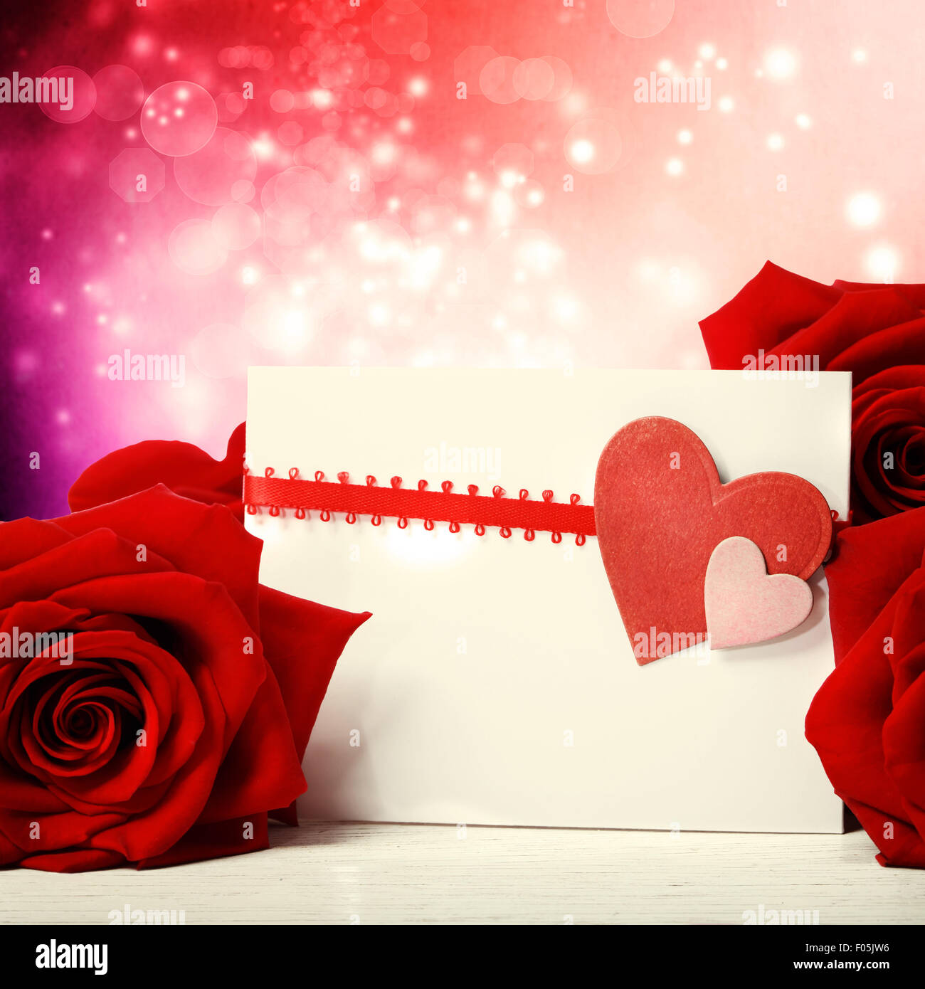 Herzen-Grußkarte mit schönen roten Rosen über abstrakten Hintergrund leuchtet Stockfoto