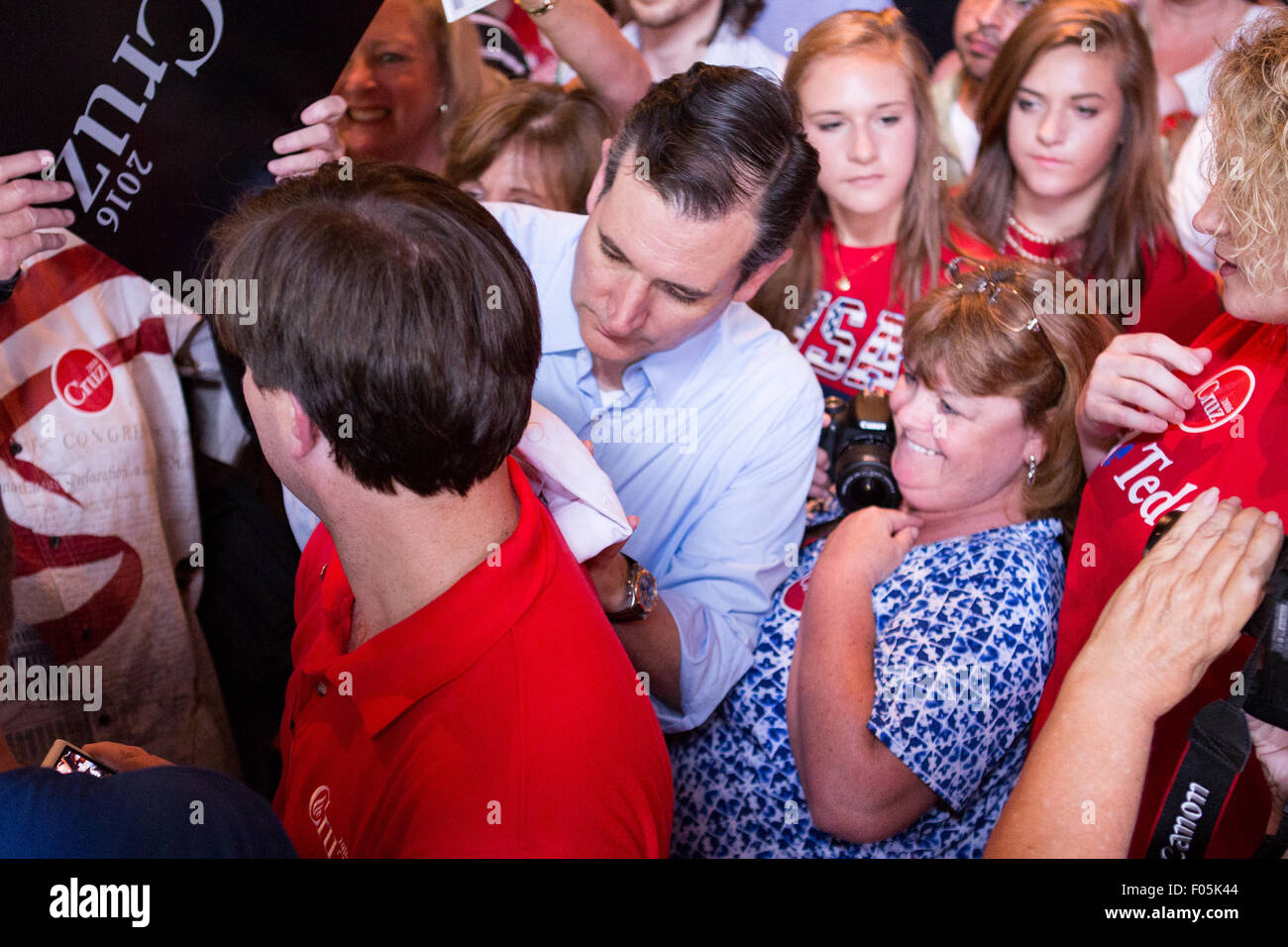 US-Senator und GOP Präsidentschaftskandidat Ted Cruz Autogramme für die Fans bei einem Kampagne Stopp an der Liberty Tippen Sie auf Zimmer Restaurant August 7, 2015 in Mt. Pleasant, South Carolina. Die Veranstaltung war der Auftakt für eine sieben-Tage Bustour namens Cruz-Land-Bus-Tour der Südstaaten. Stockfoto