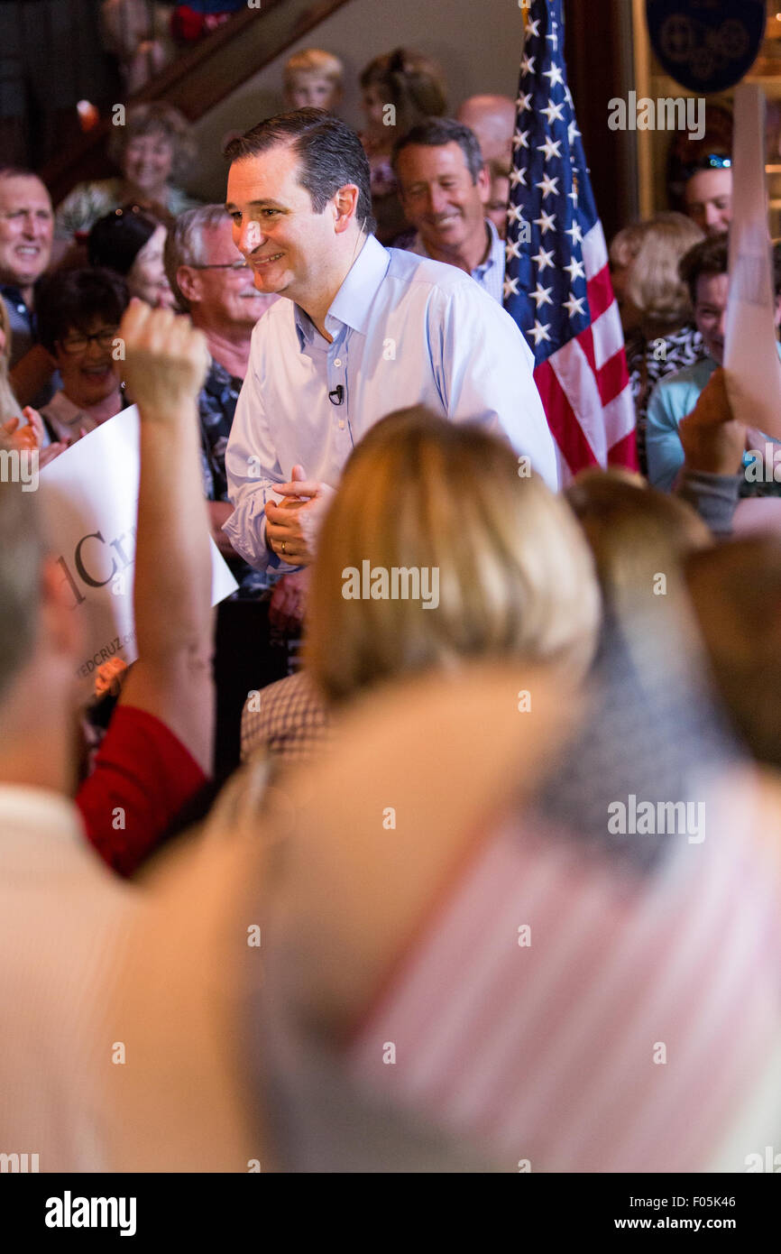 US-Senator und GOP Präsidentschaftskandidat Ted Cruz spricht während einer Kampagne Stop am Liberty Tap Room Restaurant August 7, 2015 in Mt. Pleasant, South Carolina. Die Veranstaltung war der Auftakt für eine sieben-Tage Bustour namens Cruz-Land-Bus-Tour der Südstaaten. Stockfoto